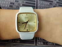 #腕表中的春天#春到自然深，风微柳色新；表映晴光浅，温润陶瓷心。