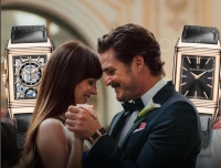 《五十度灰》女主角新片搭档“美队“，佩德罗饰百万富翁戴积家