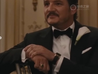 《五十度灰》女主角新片搭档“美队“，佩德罗饰百万富翁戴积家