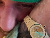 贾斯汀比伯送自己父亲节礼物，爱彼迷你型霜金工艺石英腕表系列