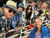 吴尊亮戴理查米尔亮相法网，晒郑钦文合照