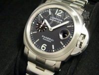 皮尔斯·布鲁斯南饰演珠宝大盗，佩戴沛纳海腕表