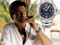 皮尔斯·布鲁斯南饰演珠宝大盗，佩戴沛纳海腕表