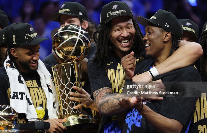 蒂芙尼祝贺俄克拉荷马城雷霆队赢得NBA总决赛冠军 荣获拉里·奥布莱恩奖杯