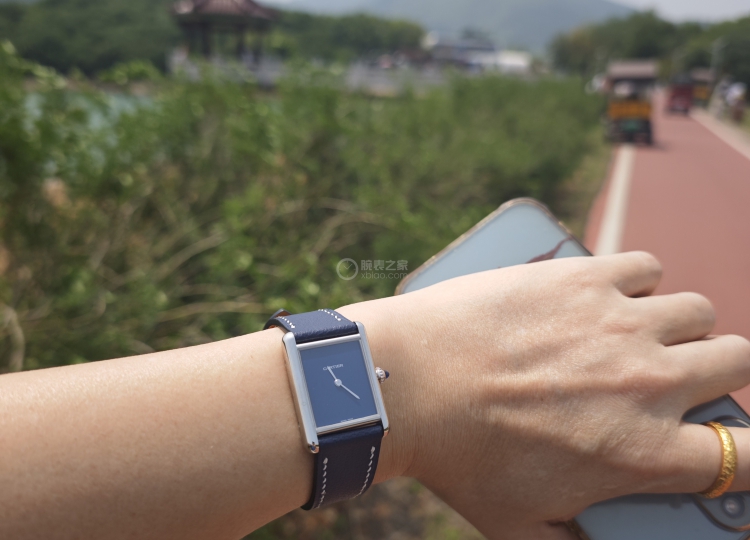 经历了两位数的机械表后  返璞归真的卡地亚TANK MUST