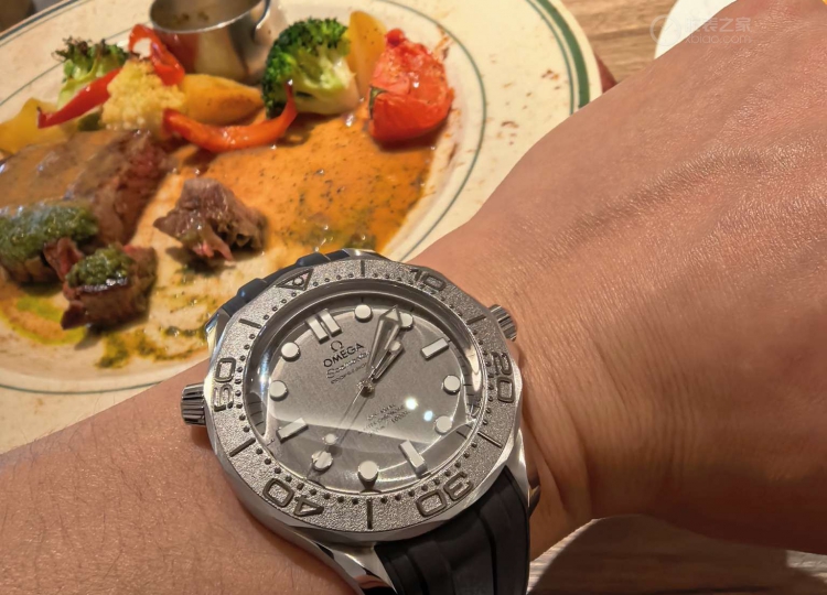 实物到手颜值太高了 欧米茄无历灰色海马300首发