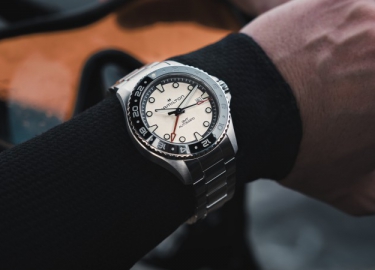 卡其海军系列水肺腕表搭载全新GMT功能扬帆起航