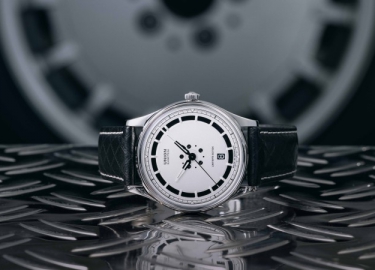 轮毂奇想，致敬汽车传奇 宇联推出诺拉敏斯系列日历腕表 2025 年德国古董汽车拉力赛限量版