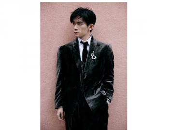 积家全球代言人易烊千玺、法国演员罗兰·拉斐特（Laurent Lafitte）及印度演员Ishaan Khatter佩戴积家腕表优雅亮相2025年戛纳国际电影节