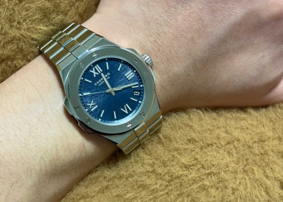 相信自己的直觉拿下这一款  萧邦雪山傲翼蓝盘