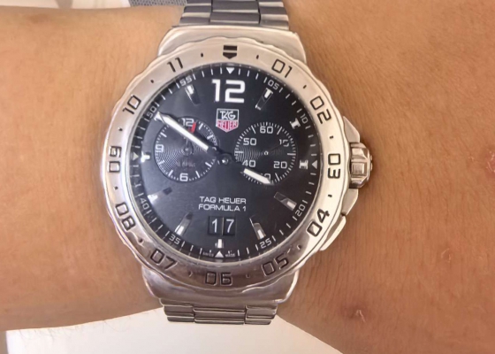 硬汉的手腕永远不缺泰格豪雅  F1大日历闹铃黑盘