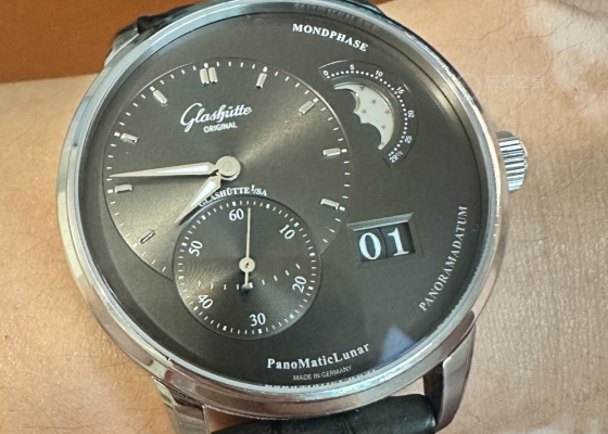 始于颜值忠于内心  格拉苏蒂原创偏心月相