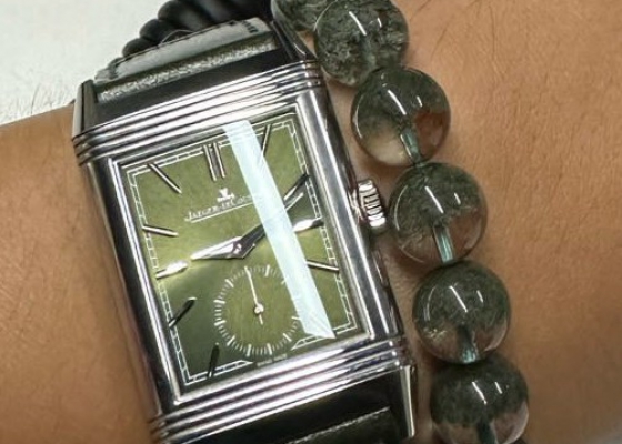 把运动风戴在腕间 戴着积家Reverso出去架台