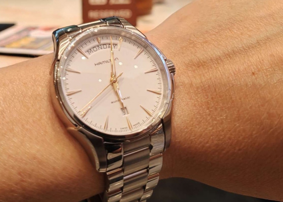 与同学相聚用餐  戴汉米尔顿爵士双历赴约