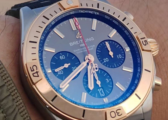 戴着小百去成都  百年灵 机械计时 B01首发