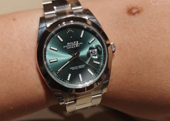 王府井闪现“薄荷绿”  感谢“领导”批款喜提劳力士日志型