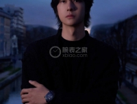 明星王一博佩戴香奈儿全新 J12 BLEU 限定腕表