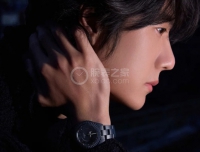 明星王一博佩戴香奈儿全新 J12 BLEU 限定腕表