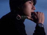 明星王一博佩戴香奈儿全新 J12 BLEU 限定腕表